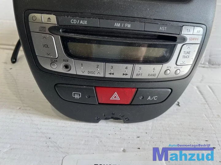 toyota-aygo-radio-schakelaar-airco-alarm-middenconsole-20052014 — foto 2