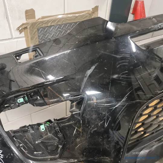 landrover-discovery-sport-voorbumper-voor-bumper-zwart-met-origineel-goede-staat-gebruikt-grill-bumpergrill-grille-2014-2015-2016-2017-2018-2019-2020-barendrecht-mobility-service — foto 18