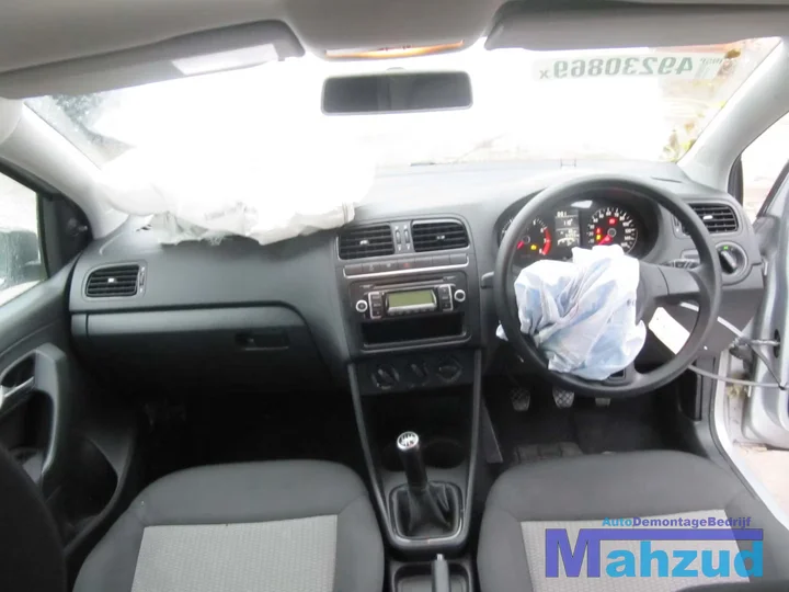 polo-6r-6c-zwart-grijs-interieur-5-deurs-compleet — foto 4
