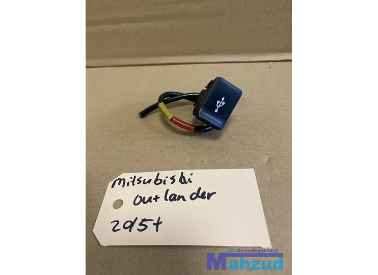 MITSUBISHI OUTLANDER USB Stekker klep 2015+