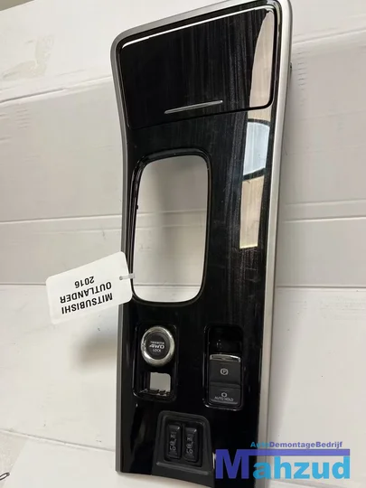 mitsubishi-outlander-phev-ev-middenconsole-start-stop-2013