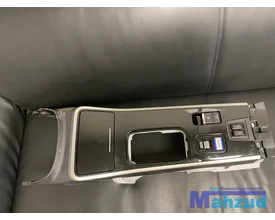 mitsubishi-outlander-phev-middenconsole-bekerhouder-2015