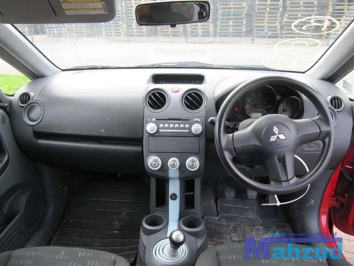 mitsubishi-colt-6-3-deurs-compleet-interieur-zwart — foto 4