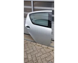 portier-ra-aygo-toyota-rechts-achter-671130h010-ktb-passagierskant-zilver-origineel-gebruikt-2005-2014 — foto 2