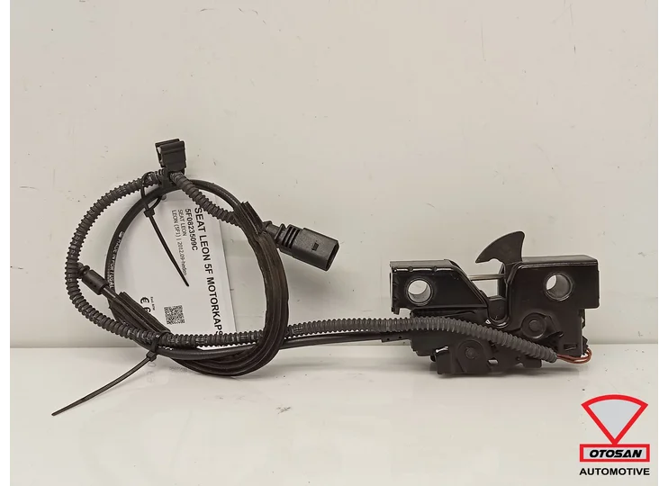 Seat Leon 5F Motorhaubenschlitz 5F0823509C