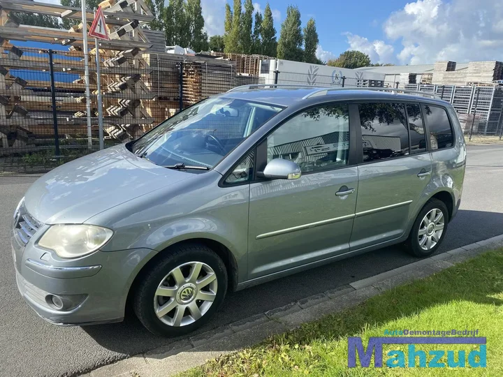 2007-vw-touran-1t2-14-tsi-dsg-grijs-lr7n-voorkop-voorfront — foto 3