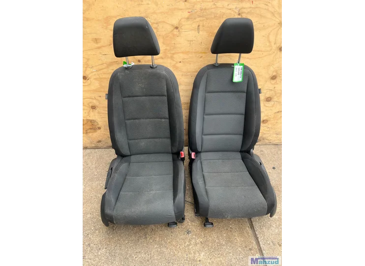 VW Golf 6 5-Türer, schwarze Stoffausstattung, Sitzbank, Türverkleidung
