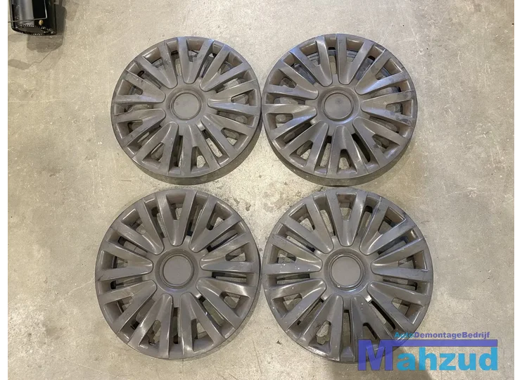 Standaar zwart 15 inch wieldoppen wielkappen wielringen