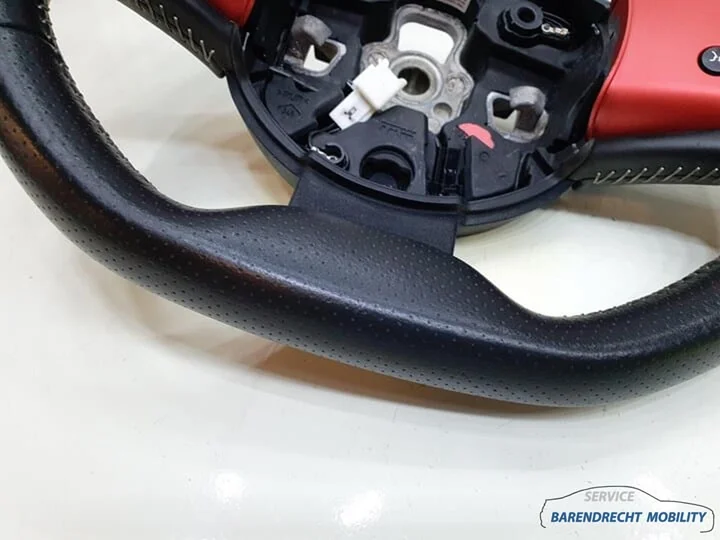 stuurwiel-renault-twingo-iii-3-leer-leder-zwart-rood-geperforeerd-afgevlakt-34151201e-2014-2020 — foto 10