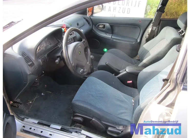 mazda-323-grijs-interieur-5-deurs-compleet