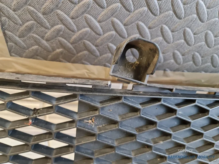 bumpergrille-toyota-aygo-i-zwart-531120h010-onderkant-origineel-nette-staat-gebruikt-2006-2009 — foto 3