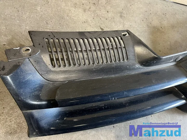 vw-golf-5-grille-logo-20032009 — foto 2
