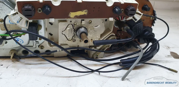 kmteller-cockpit-toerenteller-w201-190-mercedes-2015402347-origineel-gebruikt-1982-1993 — foto 11
