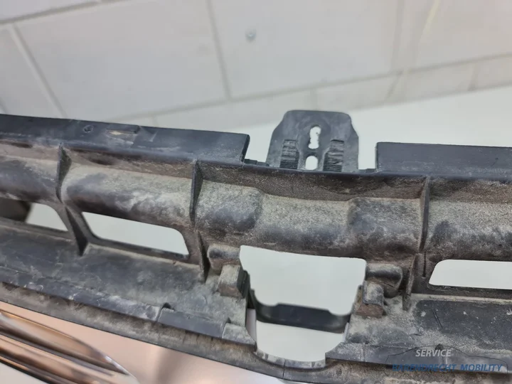 radiateurgrille-mercedes-e-klasse-w213-a2138880223-grill-zwart-chroom-zilver-origineel-gebruikt-2017-2023 — foto 16