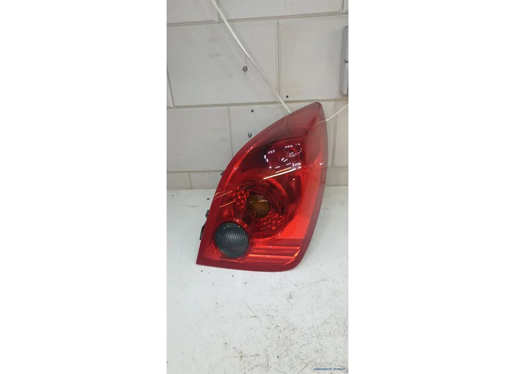 Achterlicht rechts Primera Nissan hatchback 26555AU210 passagierskant origineel gebruikt 2002 / 2005