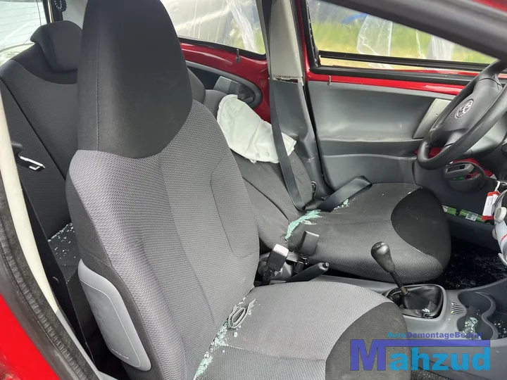 2007-toyota-aygo-10-1krfe-rood-3p0-onderdelen-velgen-motor — foto 10