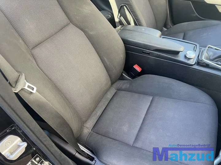 mercedes-c-klasse-w204-interieur-stof-stoelen-bank-20072011 — foto 9