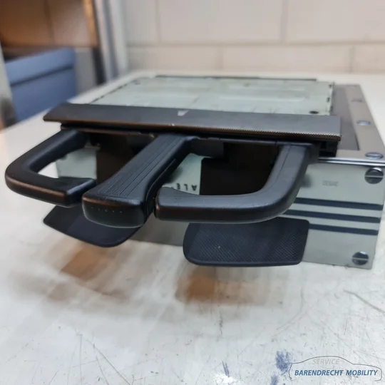 vw-golf-iv-bora-bekerhouder-1j0858601d-nieuw-model-cupholder-grijs-zilver-aluminium-1998-1999-2000-2001-2002-2003-2004-gebruikt-barendrecht-mobility-service — foto 4
