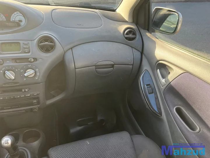 toyota-yaris-p1-dashboard-kast-delen-onderdelen — foto 2
