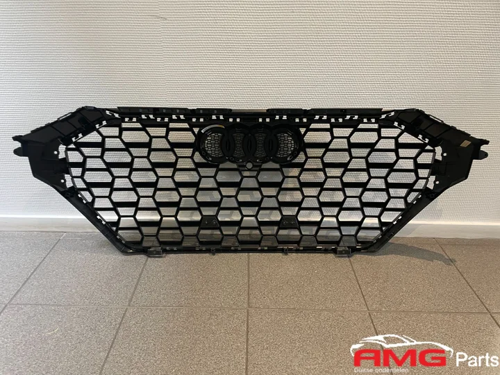 audi-rsq3-83f-embleem-grille-hoogglans-zwart-83a853651d — foto 2