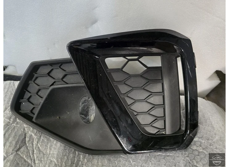 Audi A4 8W B9 Facelift S-Line Rooster Links 8W0807681AM
