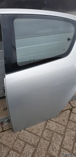 portier-la-aygo-toyota-links-achter-671130h010-ktb-bestuurderskant-zilver-origineel-gebruikt-2005-2014 — foto 4