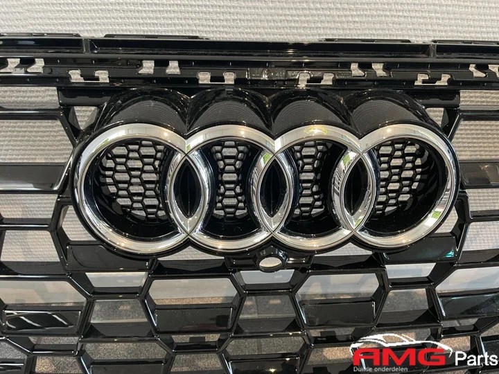 audi-rsq3-83f-embleem-grille-hoogglans-zwart-83a853651d — foto 3