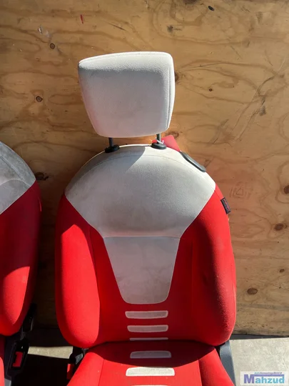 ford-ka-2-rood-interieur-stoel-achterbank-deurpaneel — foto 2