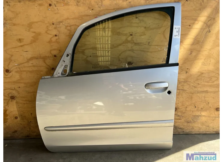 Mitsubishi colt 6 grijs 16H links voor deur 2004-2014