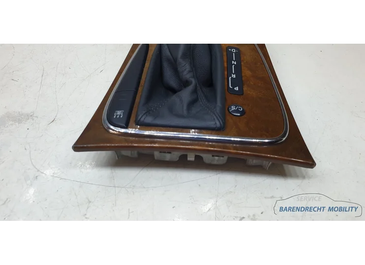 mercedes-w211-s211-e-klasse-elegance-pook-knop-pookknop-a2112671110-zwart-bruin-houten-inleg-origineel-nette-staat-gebruikt-versnellingspookknop-schakelpookknop-schakelen-2002-2003-2004-2005-2006-2007-2008-2009-barendrecht-mobility-service