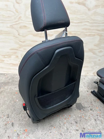 bmw-1-serie-f40-sport-interieur-zwart-leer-2019 — foto 10