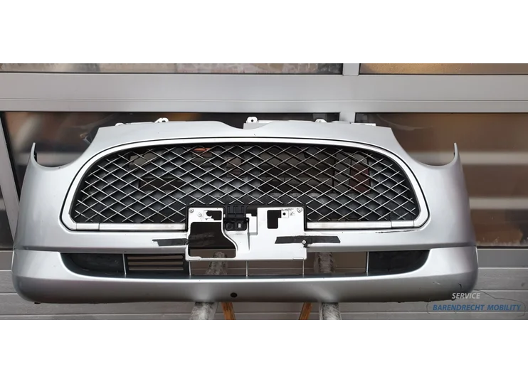 Voorbumper  grille Daihatsu Trevis S28 Zilver metallic bumper voor. Compleet
