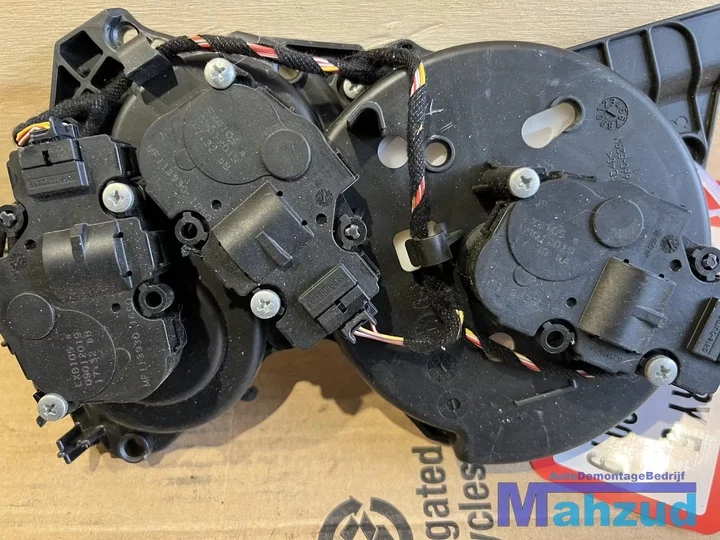 land-rover-discovery-5-l462-kachelklep-stelmotor-2017 — foto 2