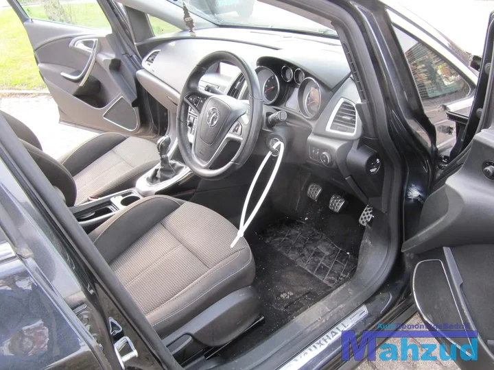 opel-astra-j-compleet-interieur-5-deurs-zwart — foto 5