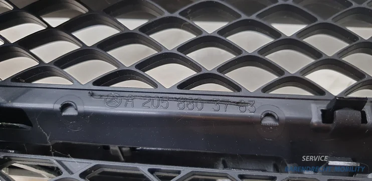 radiateur-grille-mercedes-c-klasse-w205-a2058803783-grill-zwart-origineel-gebruikt-2014-2021 — foto 11