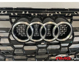 audi-rsq3-83f-embleem-grille-hoogglans-zwart-83a853651d — foto 3