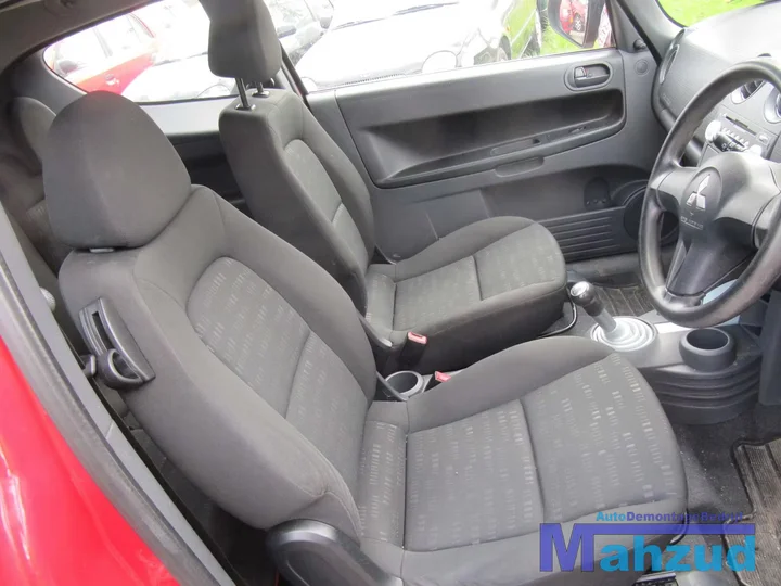 mitsubishi-colt-6-3-deurs-compleet-interieur-zwart — foto 3