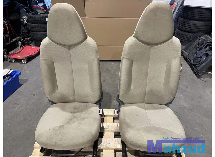 PEUGEOT 107 Geel compleet interieur voorstoelen achterbank