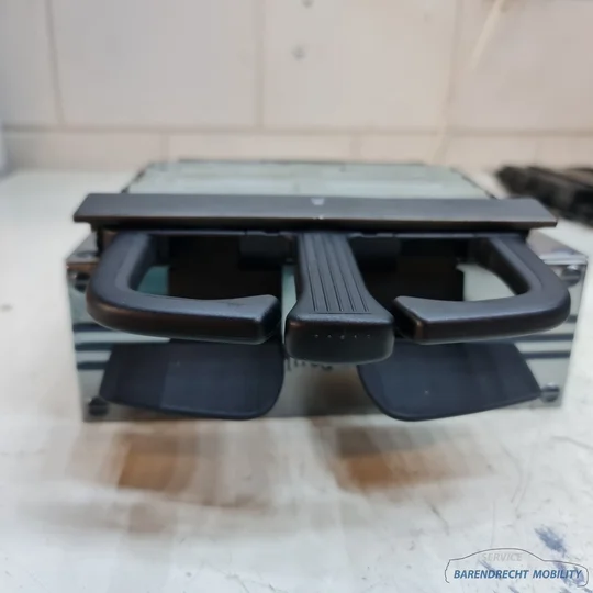 vw-golf-iv-bora-bekerhouder-1j0858601d-nieuw-model-cupholder-grijs-zilver-aluminium-1998-1999-2000-2001-2002-2003-2004-gebruikt-barendrecht-mobility-service — foto 5