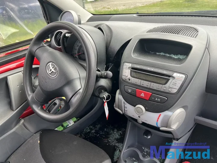 2007-toyota-aygo-10-1krfe-rood-3p0-onderdelen-velgen-motor — foto 12