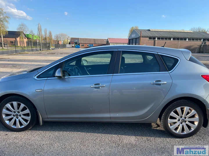 2011-opel-astra-j-16-a16xer-z179-grijs-demontage-hatchback — foto 4