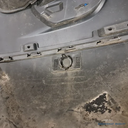 landrover-discovery-sport-voorbumper-voor-bumper-zwart-met-origineel-goede-staat-gebruikt-grill-bumpergrill-grille-2014-2015-2016-2017-2018-2019-2020-barendrecht-mobility-service — foto 32
