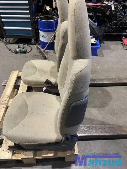 peugeot-107-geel-compleet-interieur-voorstoelen-achterbank — foto 2