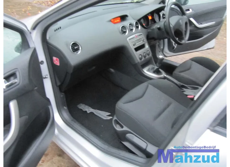 peugeot-308-zwart-grijs-interieur-5-deurs-compleet