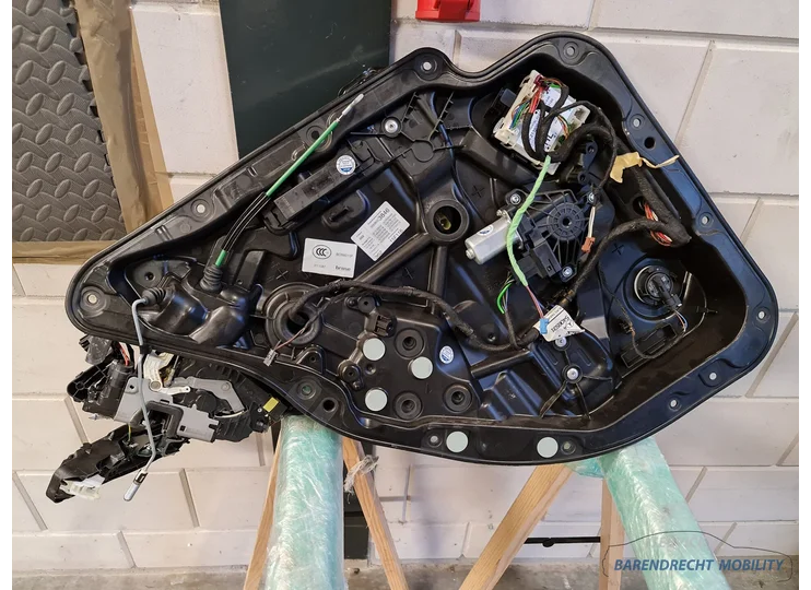 mercedes-w213-e-klasse-sedan-raam-mechanisme-motor-ruit-slot-mechaniek-module-links-achter-la-a2139004709-origineel-nette-staat-gebruikt-2016-2017-2018-2019-2020-2021-barendrecht-mobility-service