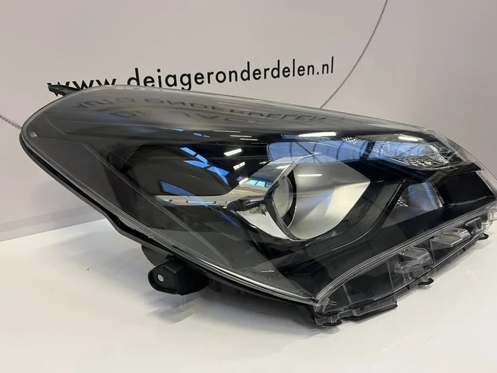 toyota-yaris-3-p13-facelift-koplamp-zwart-rechts-2017 — foto 2