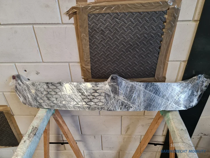 bumpergrille-toyota-aygo-i-zwart-531120h010-onderkant-origineel-nette-staat-gebruikt-2006-2009 — foto 9