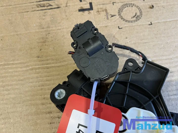 land-rover-discovery-5-l462-kachelklep-stelmotor-2017 — foto 2