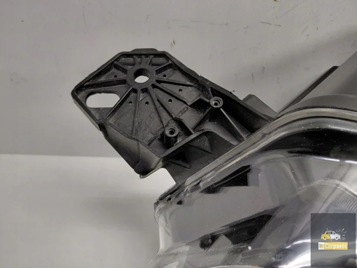 73278187-toyota-proace-city-lamp-links — foto 4