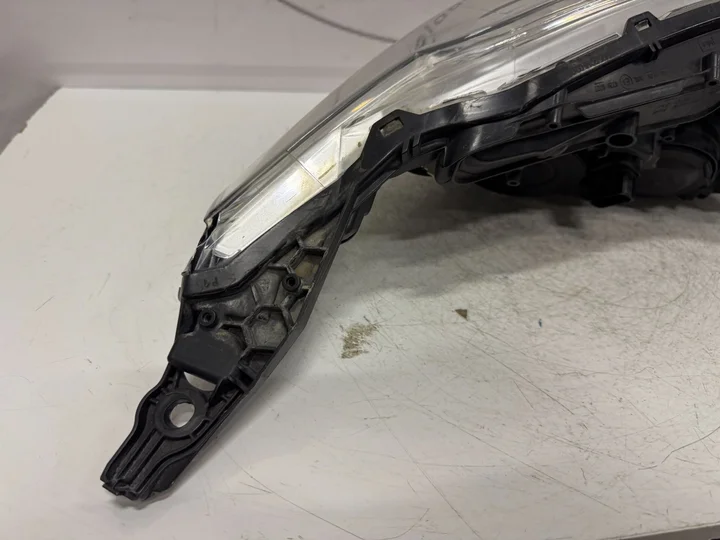peugeot-208-koplamp-led-links-9810805780-2012 — foto 4